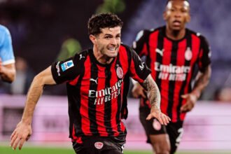 AC Milan kalah 0-1 dari Lazio di Stadio Olimpico setelah Gustav Isaksen mencetak gol tunggal yang menggagalkan peluang Rossoneri mendekati puncak klasemen Serie A.