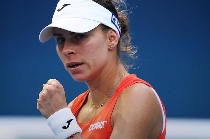 Magda Linette menciptakan kejutan besar dengan menyingkirkan Iga Swiatek di Miami Open 2026 lewat laga tiga set penuh drama.