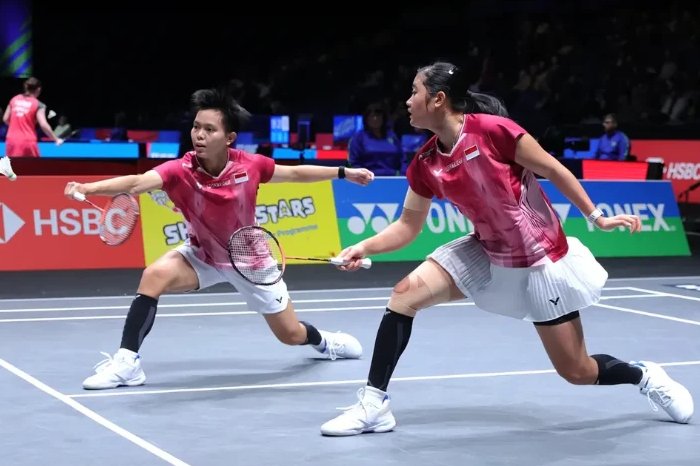 Amallia Cahaya Pratiwi/Siti Fadia Silva Ramadhanti membuka langkah meyakinkan di All England 2026 setelah menyingkirkan pasangan Taiwan dan melaju ke babak 16 besar.