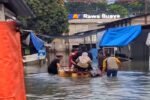 Banjir Jakarta Barat masih merendam permukiman dan jalan utama, memaksa sebagian warga mengungsi serta mengganggu aktivitas menuju stasiun.
