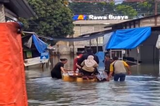 Banjir Jakarta Barat masih merendam permukiman dan jalan utama, memaksa sebagian warga mengungsi serta mengganggu aktivitas menuju stasiun.