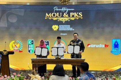 Menteri P2MI Mukhtarudin (tengah) dan Direktur Utama Garuda TV Fahmi Muhamad Anwari (kanan) melakukan penandatanganan nota kesepahaman antara KP2MI/BP2MI dan Garuda TV.