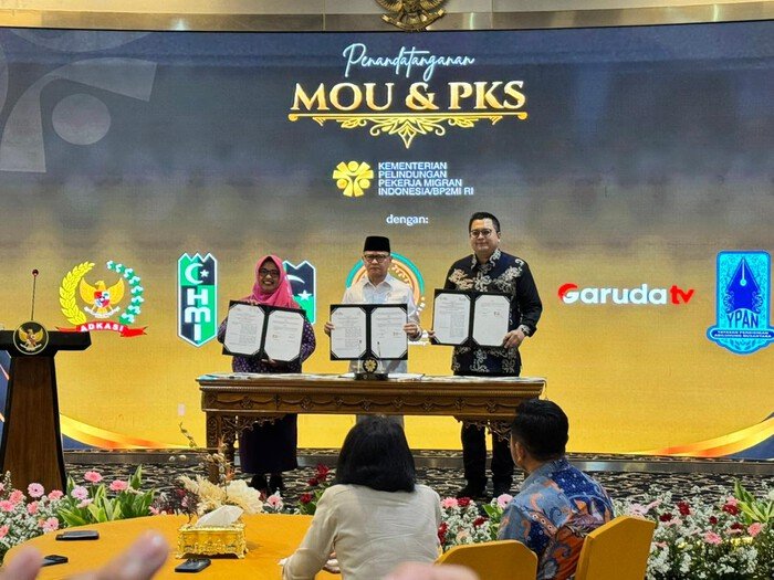 Menteri P2MI Mukhtarudin (tengah) dan Direktur Utama Garuda TV Fahmi Muhamad Anwari (kanan) melakukan penandatanganan nota kesepahaman antara KP2MI/BP2MI dan Garuda TV.