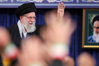 Iran menunda pemakaman Ayatollah Ali Khamenei dan menggelar upacara penghormatan publik selama tiga hari di Teheran.