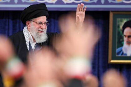 Iran menunda pemakaman Ayatollah Ali Khamenei dan menggelar upacara penghormatan publik selama tiga hari di Teheran.