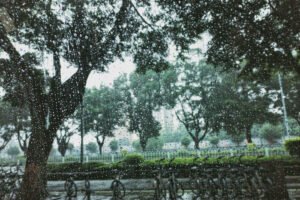 Peringatan dini cuaca Jabodetabek 5 Maret 2026: hujan lebat, petir, dan angin kencang diprediksi meluas hingga pukul 14.00 WIB.