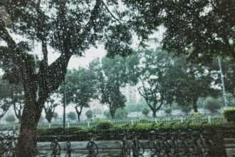 Peringatan dini cuaca Jabodetabek 5 Maret 2026: hujan lebat, petir, dan angin kencang diprediksi meluas hingga pukul 14.00 WIB.