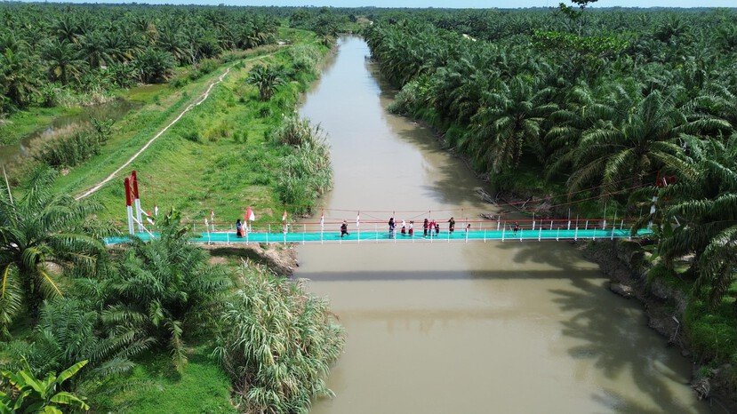 Presiden Prabowo Subianto meresmikan ratusan jembatan baru di berbagai daerah sebagai langkah memperkuat konektivitas wilayah terpencil.