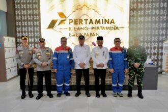 Menko Polkam Djamari Chaniago meninjau langsung progres PSN RDMP di Kilang Pertamina Balikpapan untuk memastikan ketahanan energi nasional tetap terjaga di tengah konflik Timur Tengah.