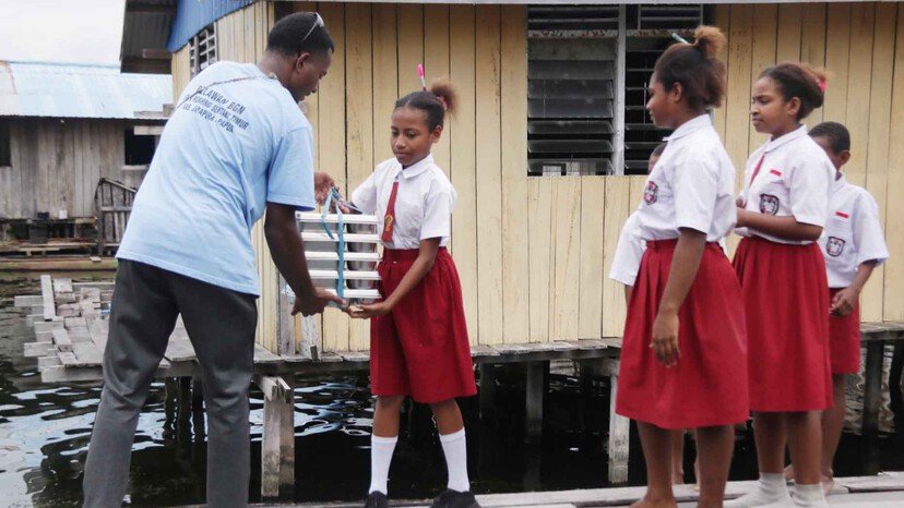 Program Makan Bergizi Gratis (MBG) di Indonesia menjadi salah satu yang terbesar di dunia dengan puluhan juta siswa sebagai penerima manfaat.