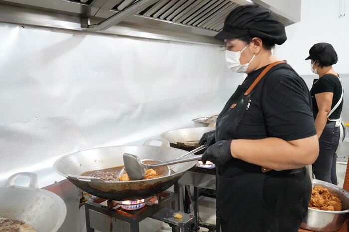 Program Makan Bergizi Gratis tidak hanya meningkatkan asupan gizi pelajar, tetapi juga menggerakkan ekonomi masyarakat melalui keterlibatan petani, peternak, dan tenaga kerja lokal.