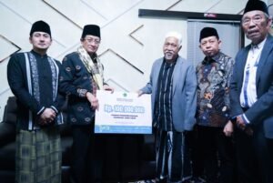 Menag Nasaruddin Umar saat safari pesantren di Jawa Timur sekaligus mensosialisasikan pembentukan Ditjen Pesantren dan menyerahkan bantuan operasional kepada sejumlah pondok pesantren.