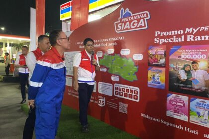 Komisaris Utama Pertamina Mochamad Iriawan meninjau kesiapan SPBU Rest Area KM 57 Tol Jakarta–Cikampek guna memastikan pasokan BBM aman dan layanan optimal jelang mudik Lebaran 2026.