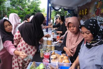 Bazar Cici Rosa hadir sebagai panggung bagi perempuan prasejahtera untuk memasarkan kuliner khas Ramadan dan meningkatkan usaha mereka.