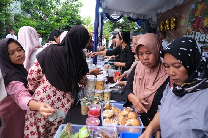 Bazar Cici Rosa hadir sebagai panggung bagi perempuan prasejahtera untuk memasarkan kuliner khas Ramadan dan meningkatkan usaha mereka.