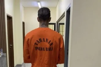 Polda Bali menetapkan WNA Swiss sebagai tersangka dalam kasus dugaan penghinaan Hari Nyepi setelah unggahan di media sosial memicu reaksi publik dan dinilai mengandung unsur kebencian berbasis agama.