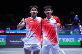 Raymond Indra/Nikolaus Joaquin sukses membalikkan keadaan dan mengamankan tiket babak kedua All England 2026 lewat pertarungan tiga gim yang menegangkan.