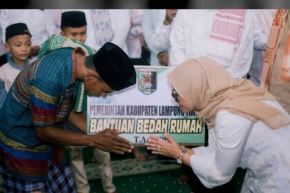 Idulfitri 2026 di Lampung Timur berlangsung sederhana tanpa open house, Bupati Ella pilih turun langsung berbagi dengan warga di Jabung.