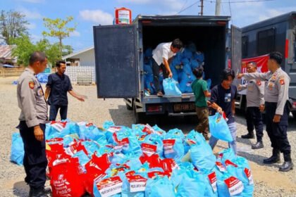 Kapolri salurkan 2.000 paket sembako untuk pengungsi di Aceh Tamiang saat Idulfitri 1447 H.