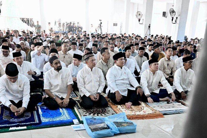 Presiden Prabowo Subianto melaksanakan salat Idulfitri 1447 H bersama warga penyintas banjir di Aceh Tamiang sebagai simbol solidaritas nasional.