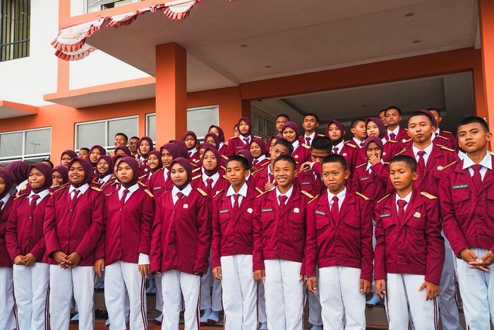 Pemerintah menargetkan 101 Sekolah Rakyat rampung Juni 2026 untuk menyediakan pendidikan asrama gratis bagi anak dari keluarga miskin ekstrem.