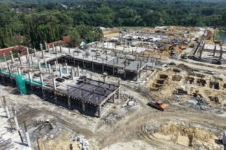 Percepatan pembangunan 104 Sekolah Rakyat berasrama gratis menjadi langkah strategis pemerintah dalam membuka akses pendidikan bagi anak dari keluarga miskin ekstrem di berbagai daerah.