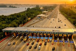 Arus balik Lebaran 2026 di GT Cikatama mulai menurun, menandakan puncak kepadatan kendaraan menuju Jakarta telah terlewati.