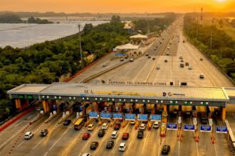 Arus balik Lebaran 2026 di GT Cikatama mulai menurun, menandakan puncak kepadatan kendaraan menuju Jakarta telah terlewati.