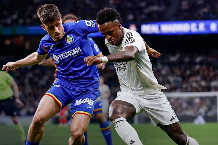 Real Madrid gagal mencuri poin di kandang sendiri usai takluk 0-1 dari Getafe dalam lanjutan LaLiga 2025/26. Hasil ini membuat Barcelona makin kokoh di puncak klasemen dengan jarak empat poin.