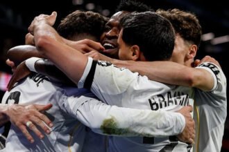 Vinicius Junior jadi pahlawan Real Madrid lewat dua gol dalam kemenangan dramatis atas Atletico Madrid.