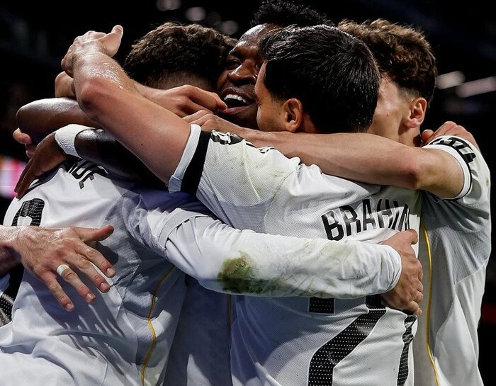 Vinicius Junior jadi pahlawan Real Madrid lewat dua gol dalam kemenangan dramatis atas Atletico Madrid.