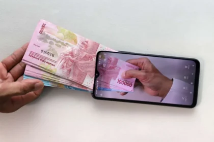 Utang Pinjol Tembus Rp98 Triliun, Risiko Gagal Bayar Menghantui