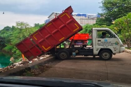 DLH DKI Bantah Tuduhan Buang Sampah ke Kali Pesanggrahan di TPU Tanah Kusir