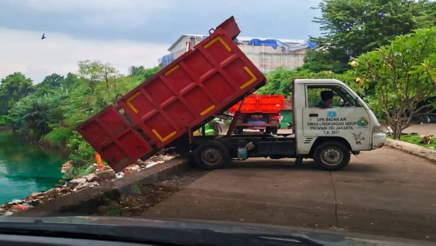 DLH DKI Bantah Tuduhan Buang Sampah ke Kali Pesanggrahan di TPU Tanah Kusir