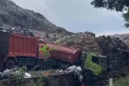 Gunungan Sampah Bantar Gebang Longsor, Sopir Truk dan Dua Pemulung Jadi Korban