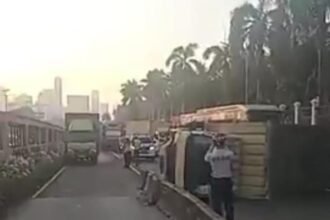 Truk terguling di Jalan Gatot Subroto, Jakarta, tepatnya di depan Gedung DPR/MPR RI. (Dok TMC Polda Metro Jaya).