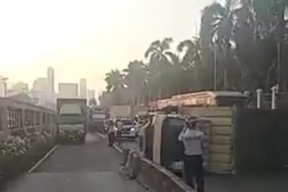 Truk terguling di Jalan Gatot Subroto, Jakarta, tepatnya di depan Gedung DPR/MPR RI. (Dok TMC Polda Metro Jaya).