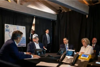 Foto Donald Trump Pantau Serangan ke Iran dari Mar-a-Lago Sambil Kenakan Topi USA