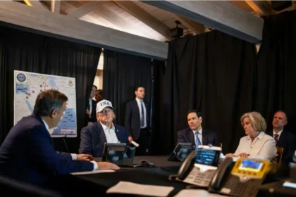 Foto Donald Trump Pantau Serangan ke Iran dari Mar-a-Lago Sambil Kenakan Topi USA