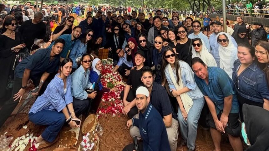 Sahabat dan Keluarga Kompak Pakai Warna Biru di Pemakaman Vidi Aldiano, Apa Maknanya?