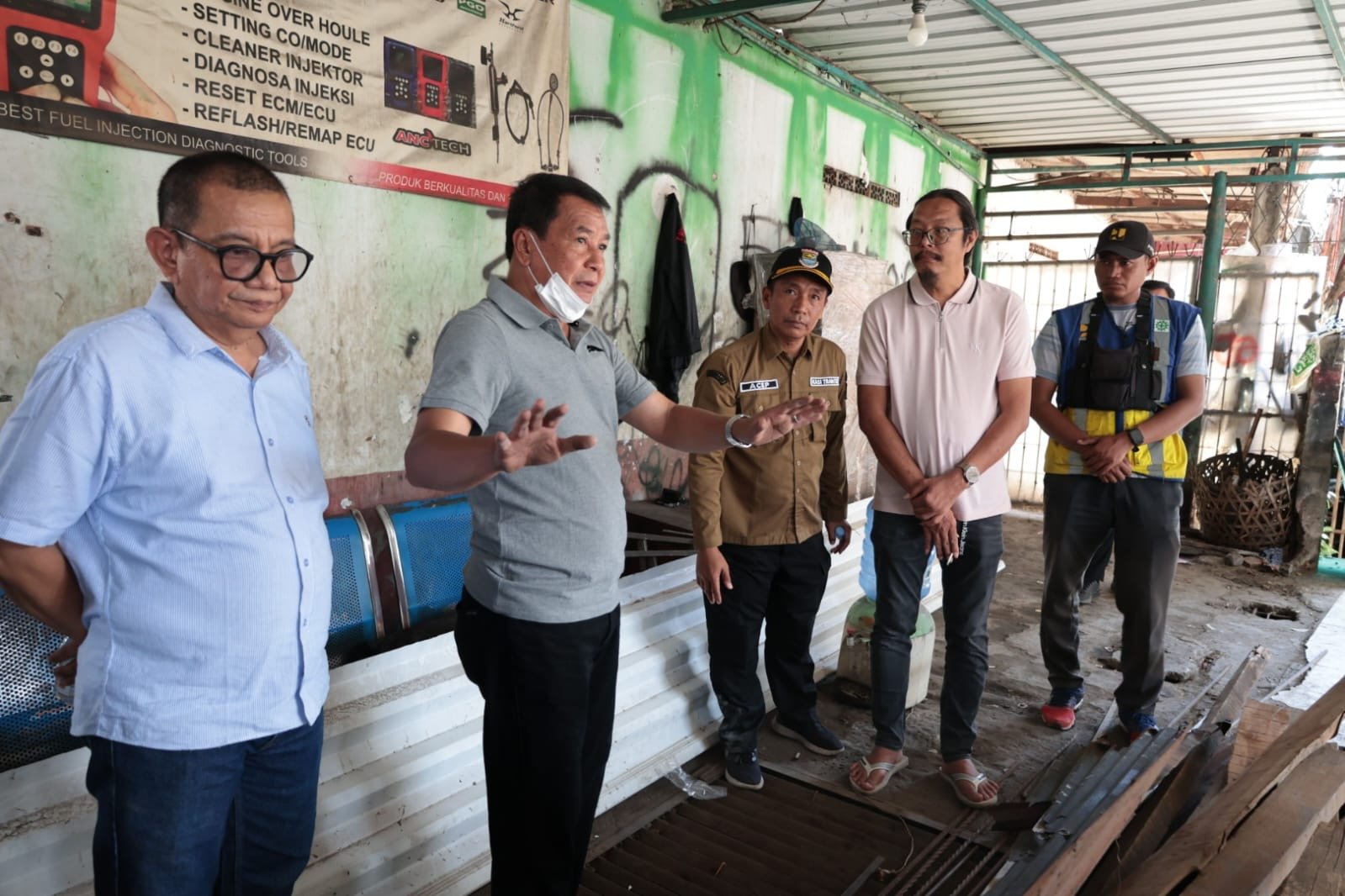 Sebanyak kurang lebih 62 bangunan yang berdiri di bantaran Sungai Cirarab ditertibkan, terdiri dari 41 bangunan di wilayah Pasar Kemis dan 21 bangunan di Sepatan.