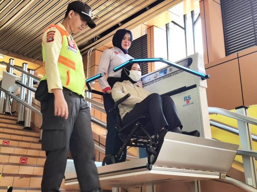 Akses Lebih Mudah bagi Difabel, KCI Hadirkan Platform Lift di Stasiun Cikini