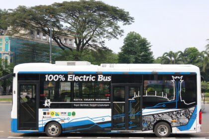 Bus listrik modern berwarna putih dan biru di bogor