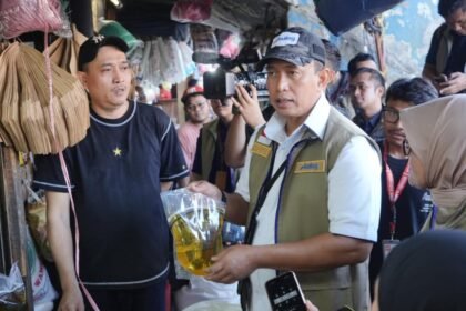 Dirut BULOG Sidak Pasar-pasar Di Jakarta, Pastikan Ketersediaan Minyakita dalam Kondisi Aman