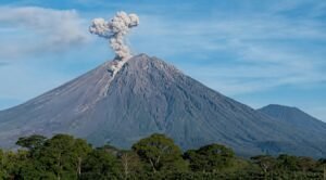 Gunung Semeru Erupsi Beruntun, Awan Panas Meluncur Hingga 4 Kilometer