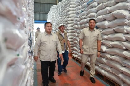 Presiden Prabowo Sidak Gudang Bulog Magelang, Pastikan Penuh Terisi 7.000 Ton Beras