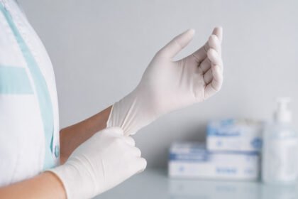 Konflik Timur Tengah, Picu Lonjakan Harga Sarung Tangan Medis hingga 40%