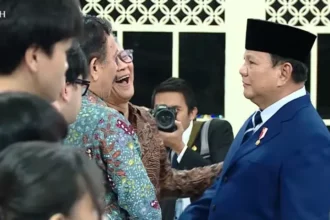 Momen Presiden Prabowo Sapa Rocky Gerung & Syahganda di Istana Usai Lantik Pejabat Baru
