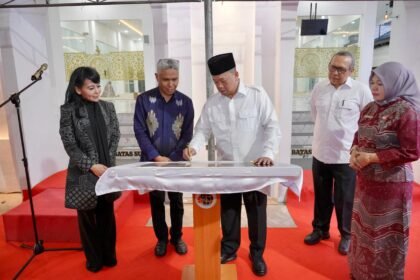 Percepat Sertipikasi Wakaf, Menteri Nusron Serahkan 33 Sertipikat di Sulteng