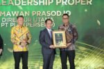 Direktur Utama PLN Darmawan Prasodjo menerima penghargaan Green Leadership PROPER 2025 atas komitmen transformasi energi hijau dan keberlanjutan perusahaan.